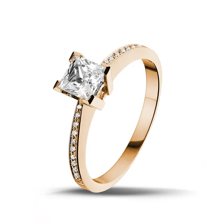 0.75 quilates anillo solitario en oro rojo con diamante talla princesa y diamantes laterales 