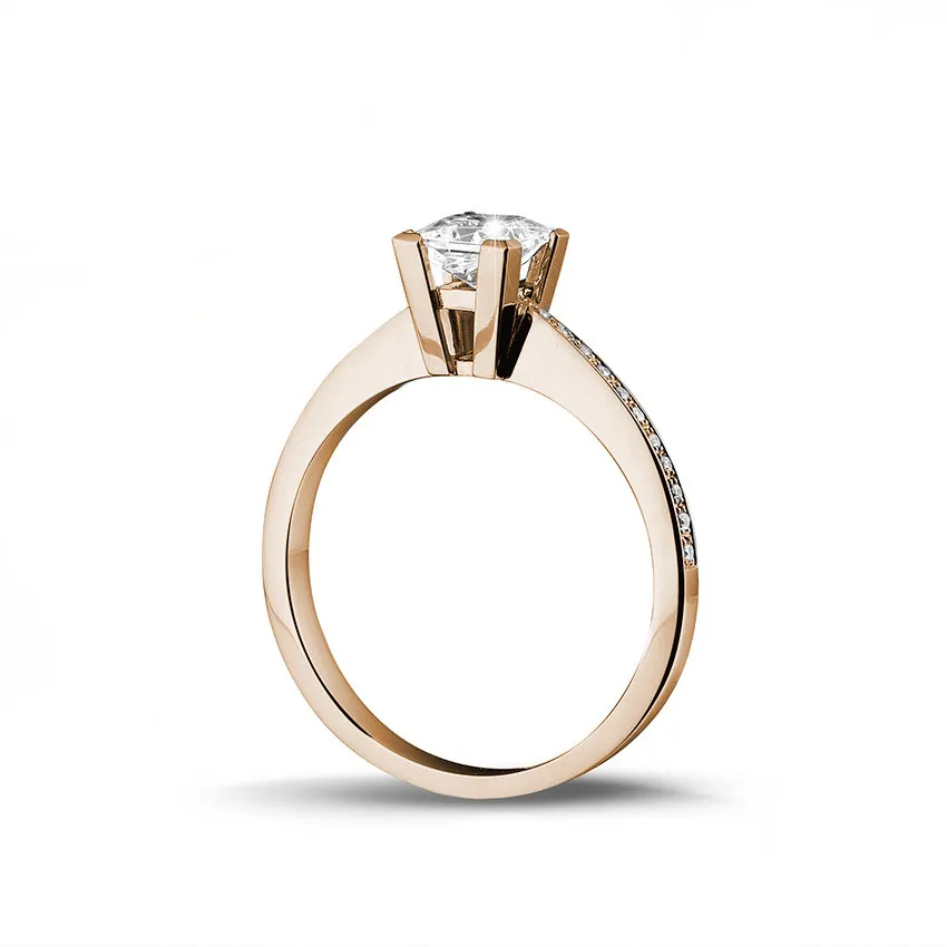 0.75 quilates anillo solitario en oro rojo con diamante talla princesa y diamantes laterales 