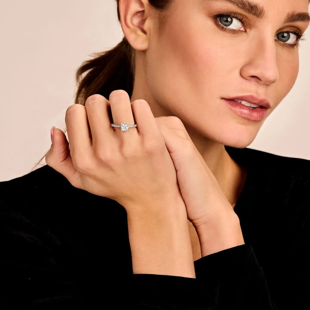 0.75 quilates anillo solitario en oro rojo con diamante talla princesa y diamantes laterales 