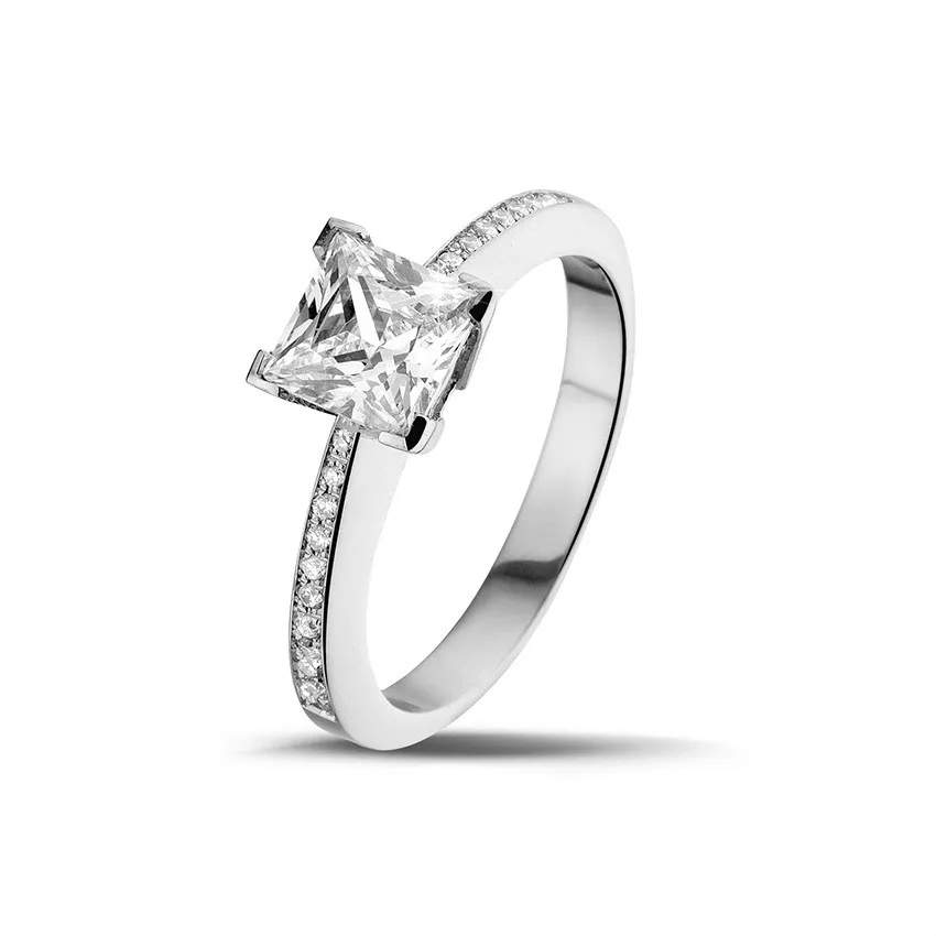 1.50 quilates anillo solitario en oro blanco con diamante talla princesa y diamantes laterales 