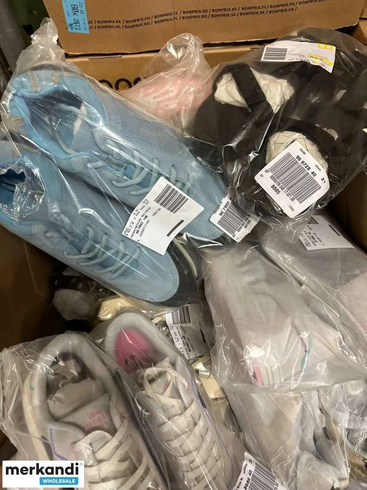 4 € por par en un conjunto de zapatos con variedad de modelos y tamaños, palet de stock restante, incluido cartón mixto, zapatos