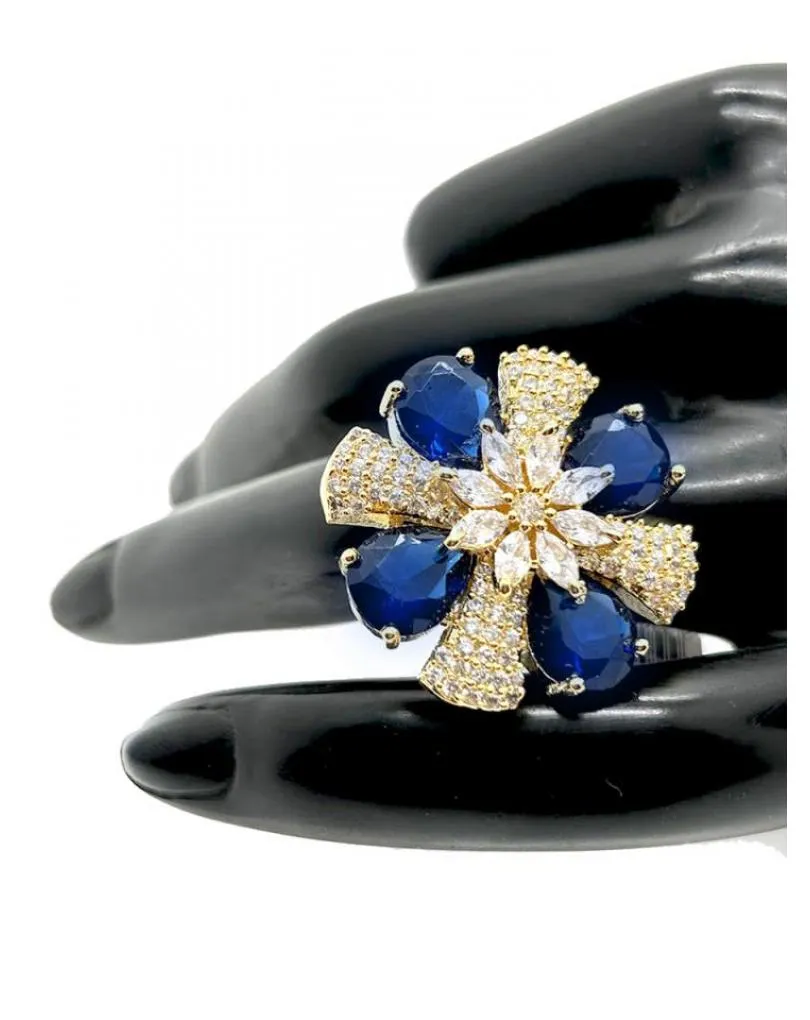 ANILLOS GRANDES DE FLOR DECORADA EN AZUL MARINO Y CIRCONITAS
