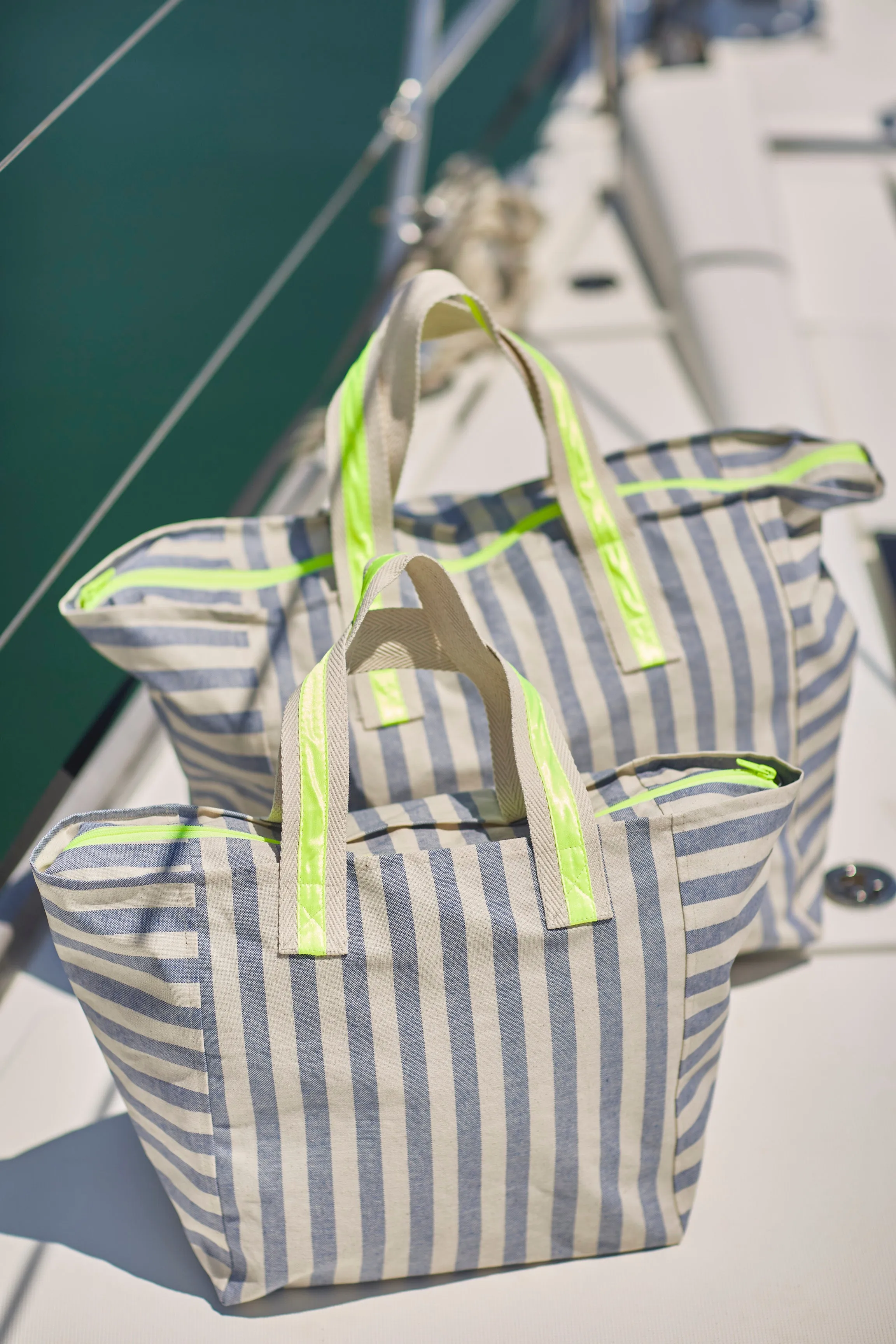 BOLSA DE PLAYA PARA NIÑOS DE LINO RESINADO – RAYAS AZULES