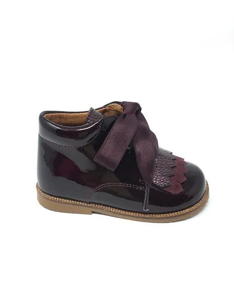 botin charol burdeos solapa fleco