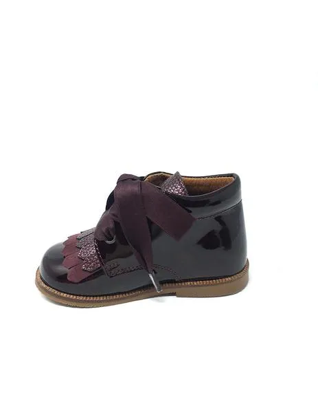 botin charol burdeos solapa fleco