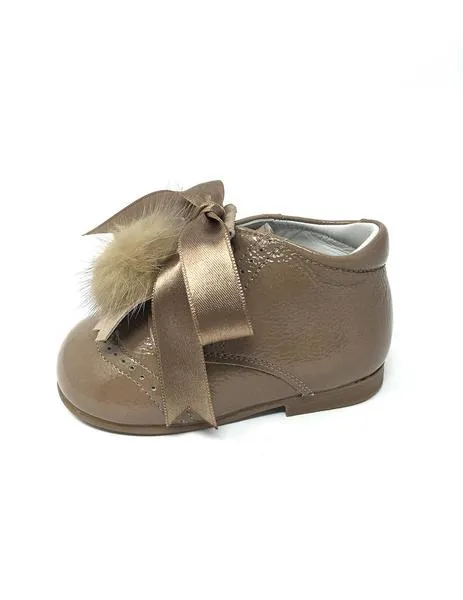 botin charol castoro c/pompon