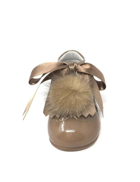 botin charol castoro c/pompon