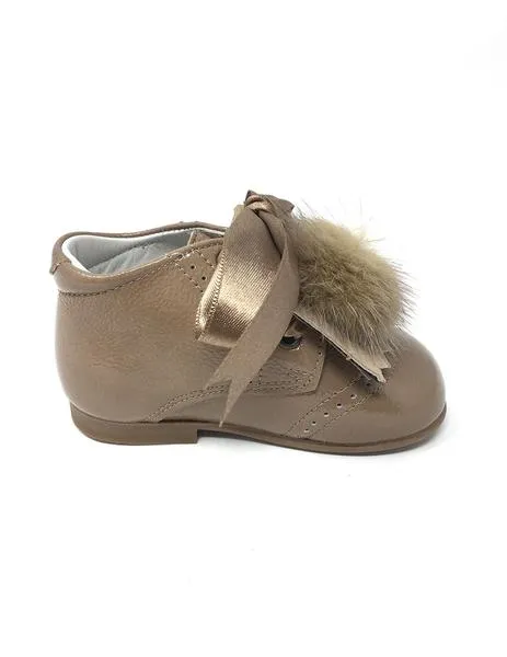 botin charol castoro c/pompon