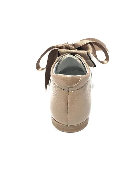 botin charol castoro c/pompon
