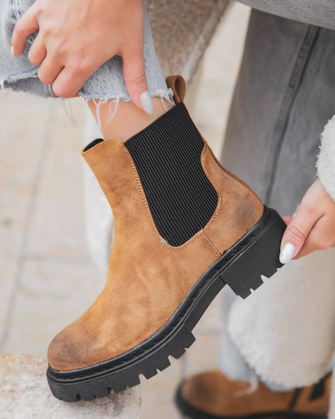 BOTINES DE MUJER EN GAMUZA COLOR CAMEL  PAULE