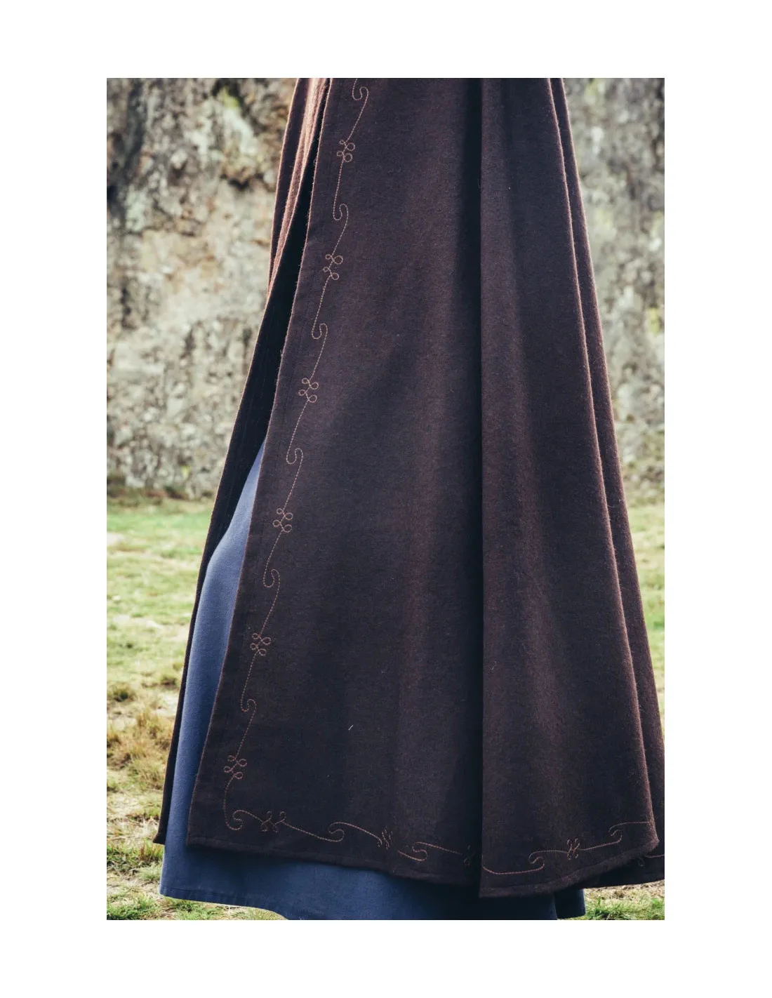 Capa marrón de lana medieval con bordados a mano, modelo Alma