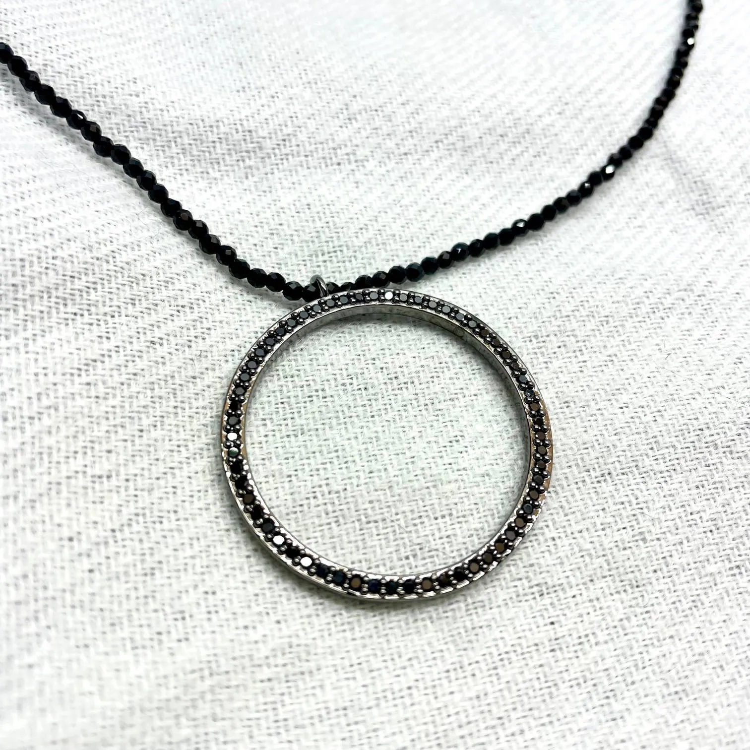 Collar con círculo Piedras Negro