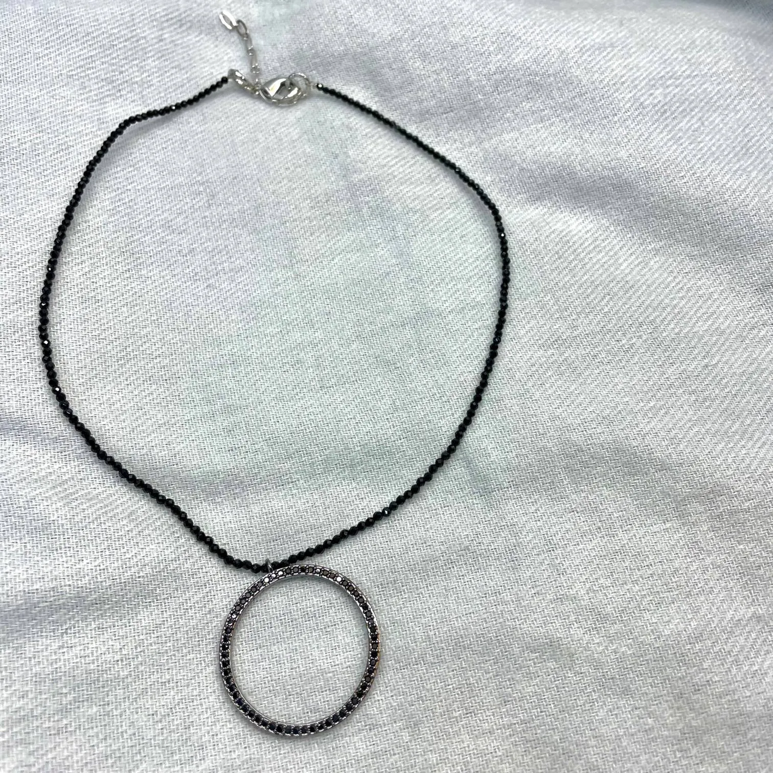 Collar con círculo Piedras Negro