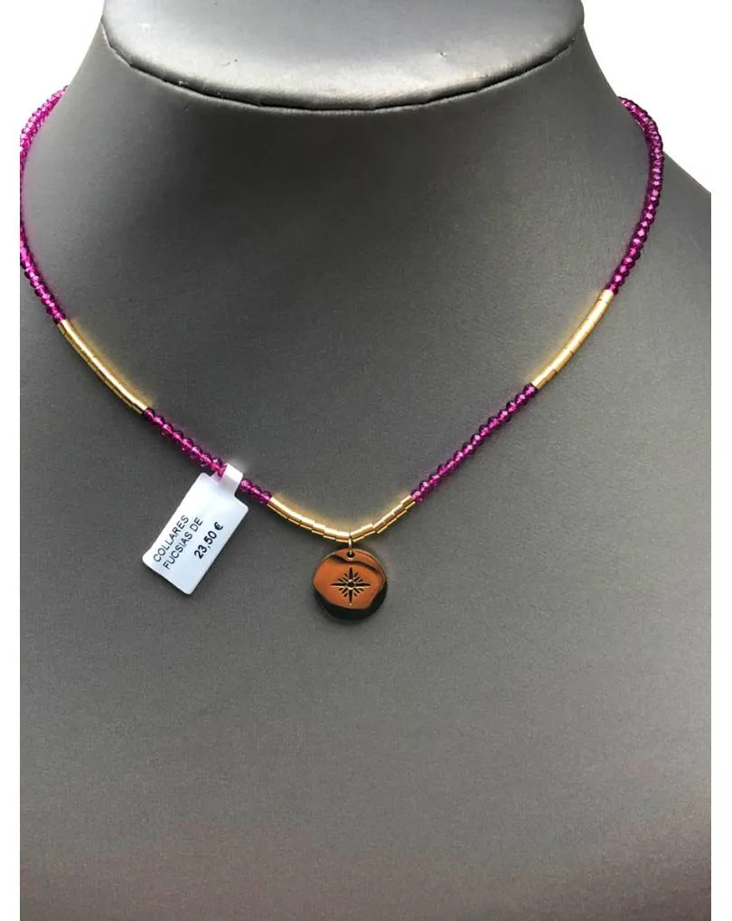 COLLARES FUCSIAS DE PEQUEÑAS CUENTAS DE CRISTAL CON MEDALLA