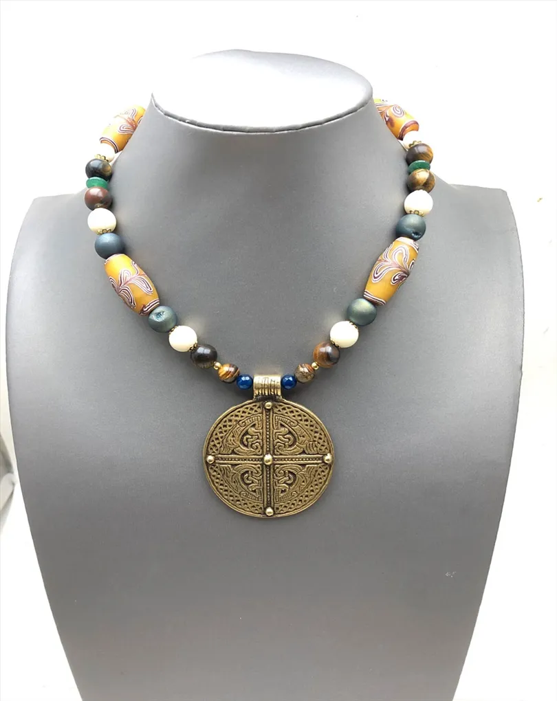 COLLARES MUJER DE LA ARTESANIA ETNICA AFRICANA CON CUENTAS PINTADAS A MANO