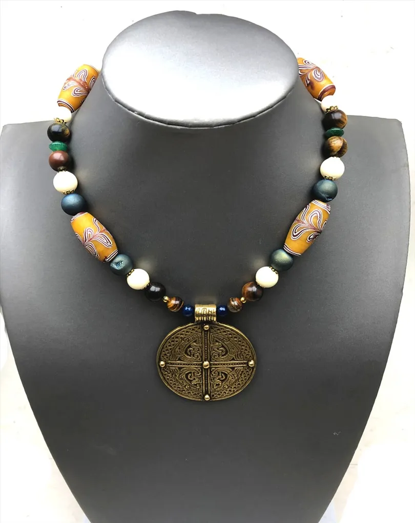 COLLARES MUJER DE LA ARTESANIA ETNICA AFRICANA CON CUENTAS PINTADAS A MANO