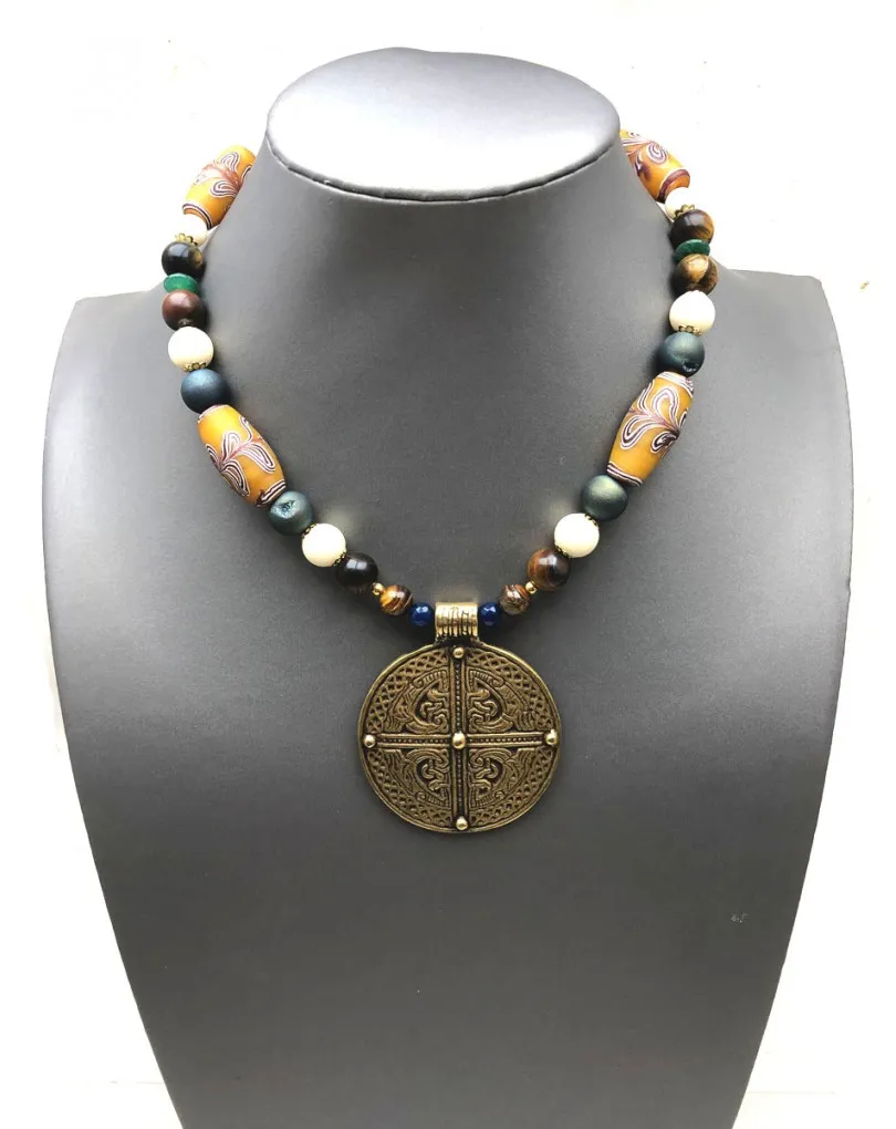 COLLARES MUJER DE LA ARTESANIA ETNICA AFRICANA CON CUENTAS PINTADAS A MANO