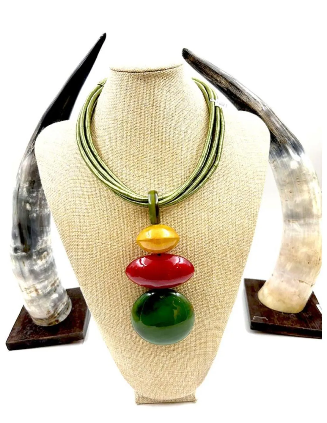COLLARES ONLINE VERDES CON COLGANTE LLENO DE COLOR PARA EL VERANO