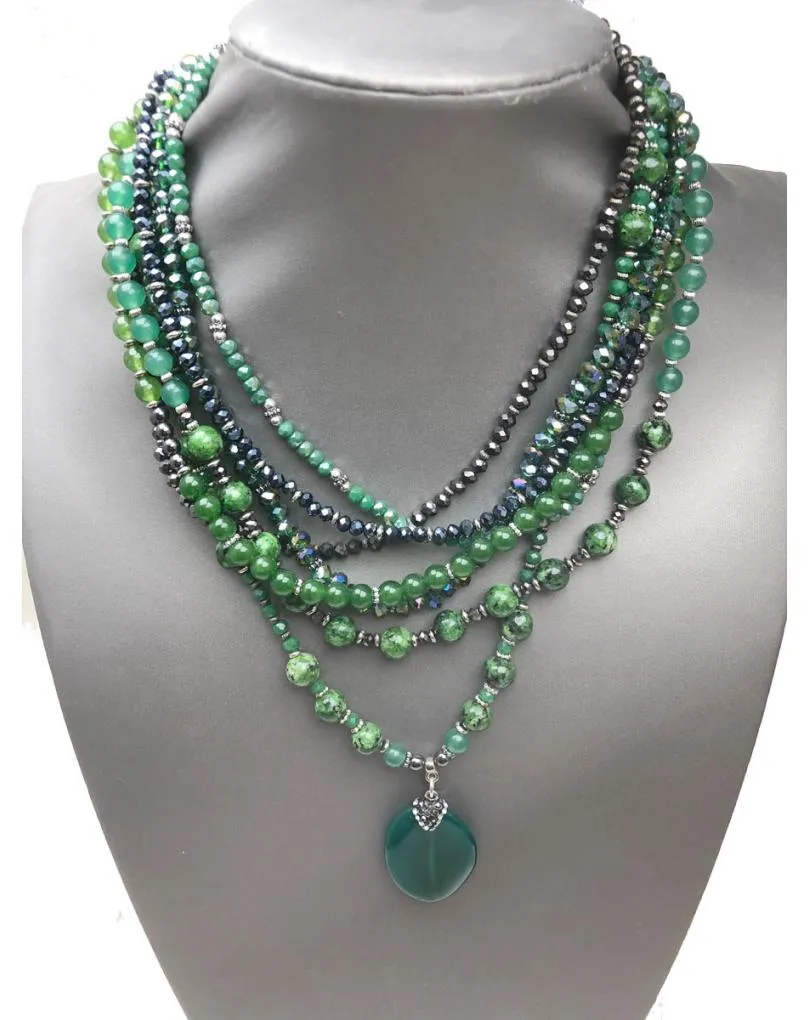 COLLARES VERDES CON VISTOSO DISEÑO DE VARIAS HILERAS