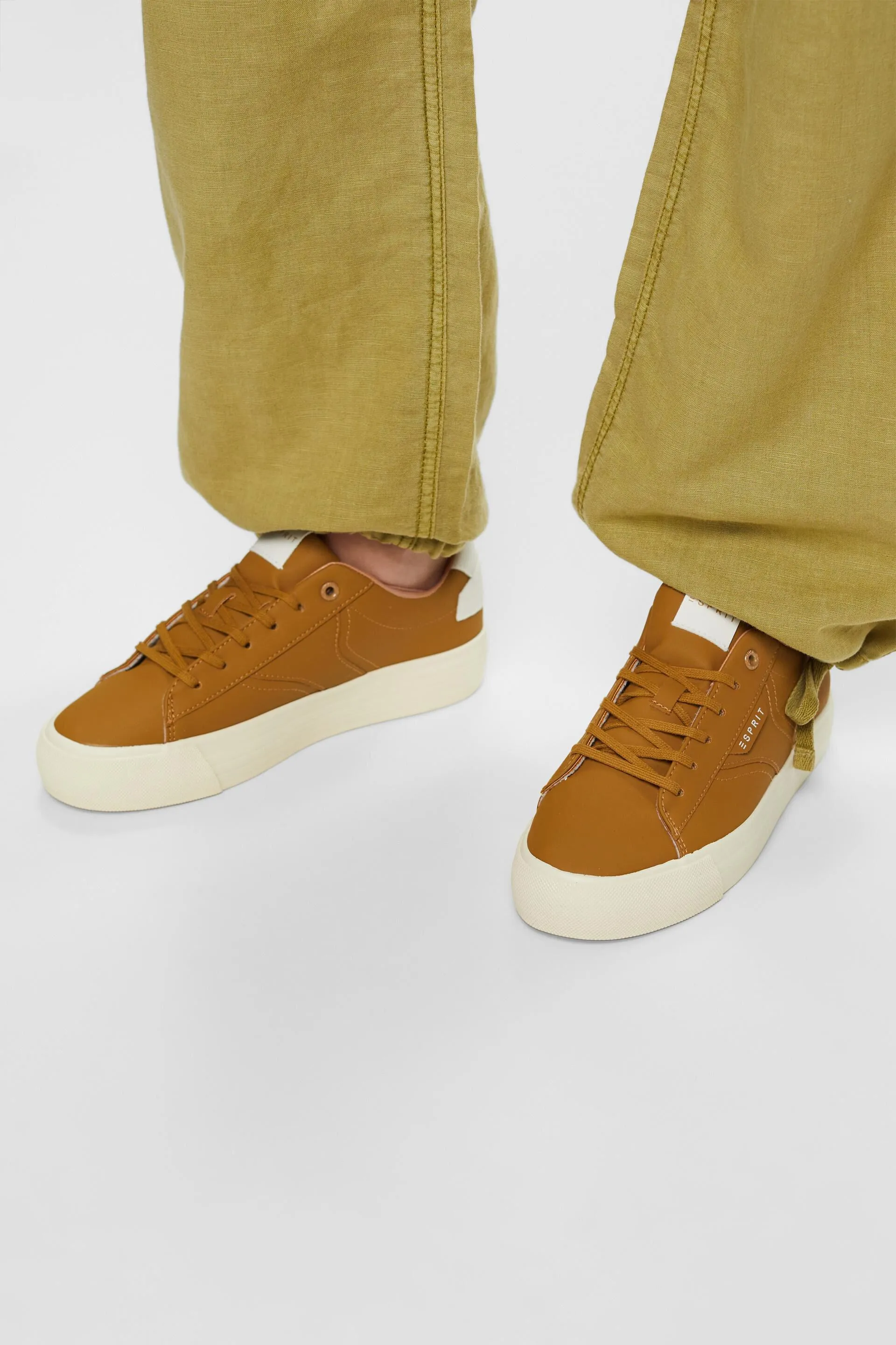 Deportivas de piel vegana con plataforma