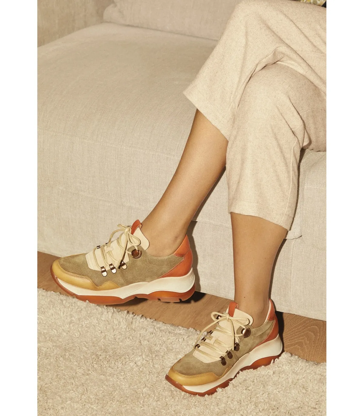 Deportivo con plataforma en color oliva