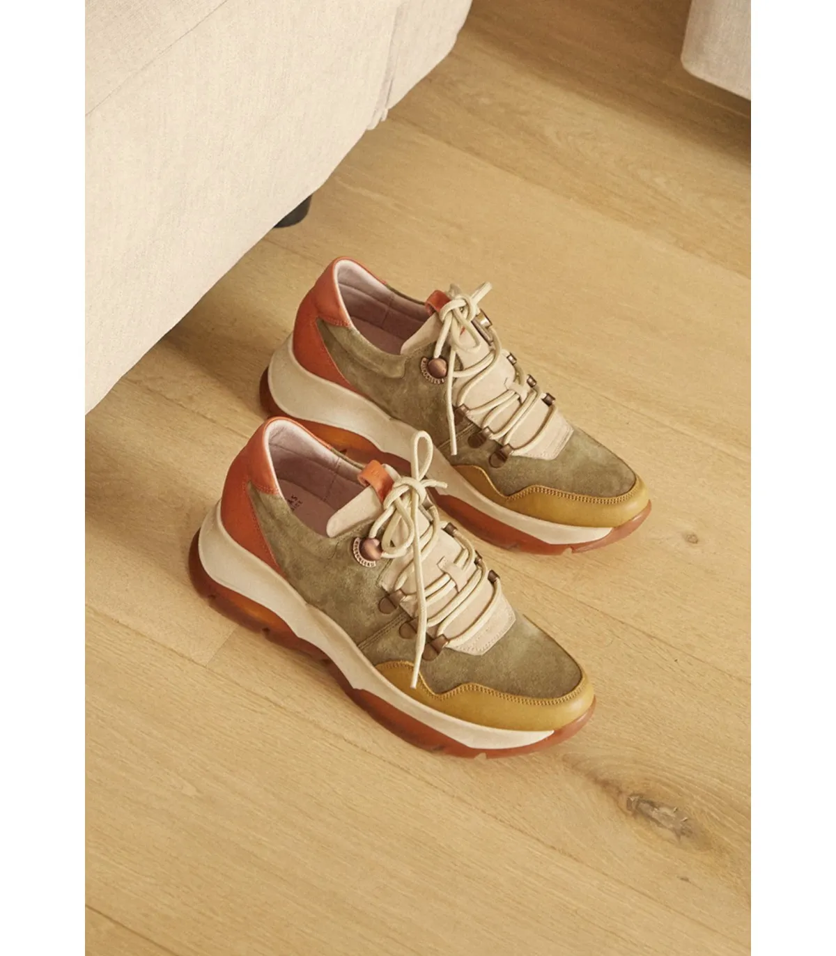 Deportivo con plataforma en color oliva
