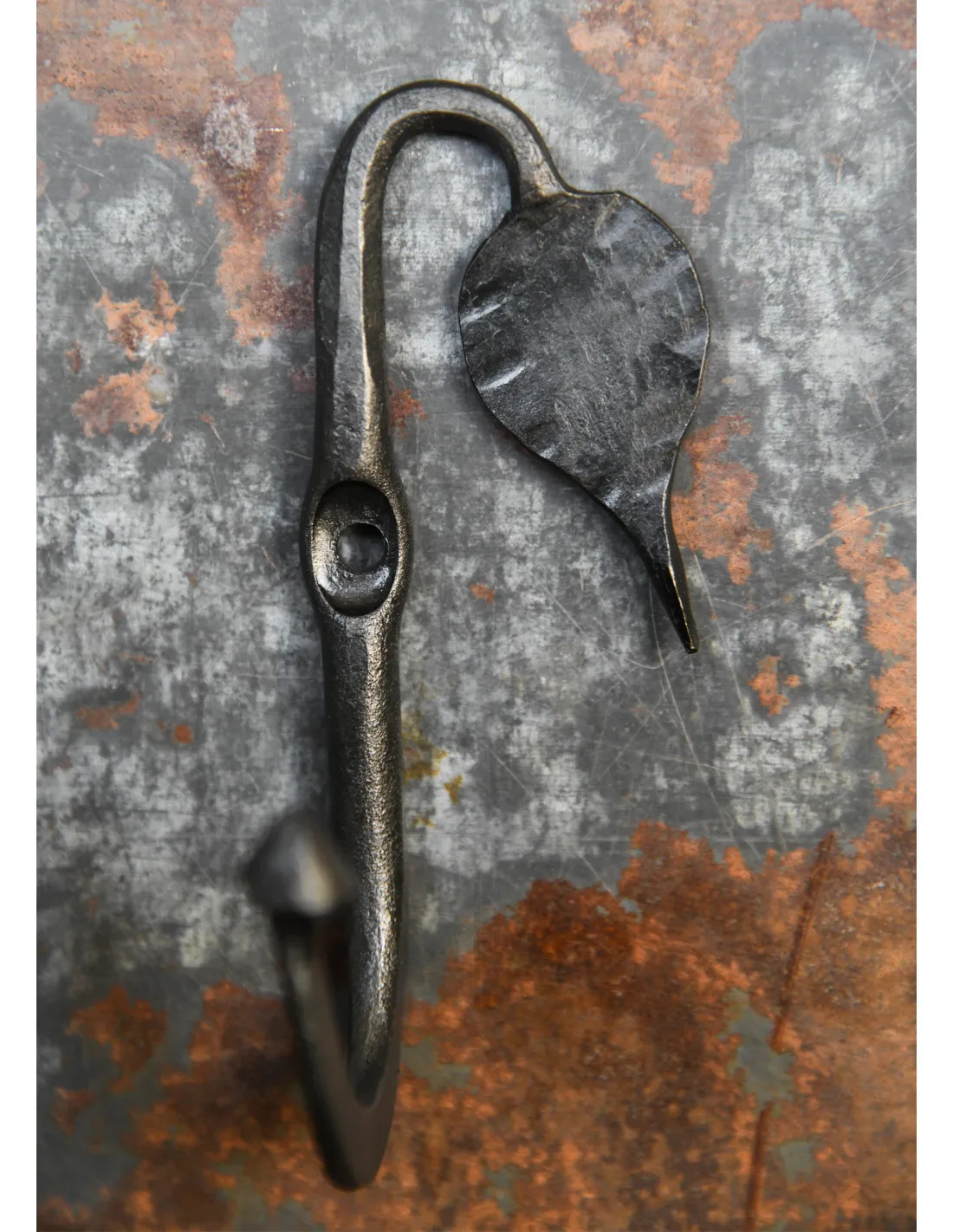 Gancho de pared forjado a mano con hoja (10 cm.)