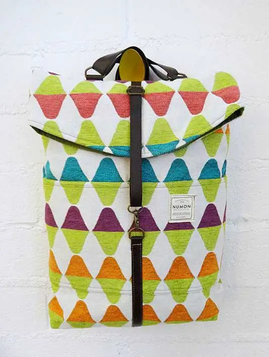 Mochila reciclada de rombos de colores
