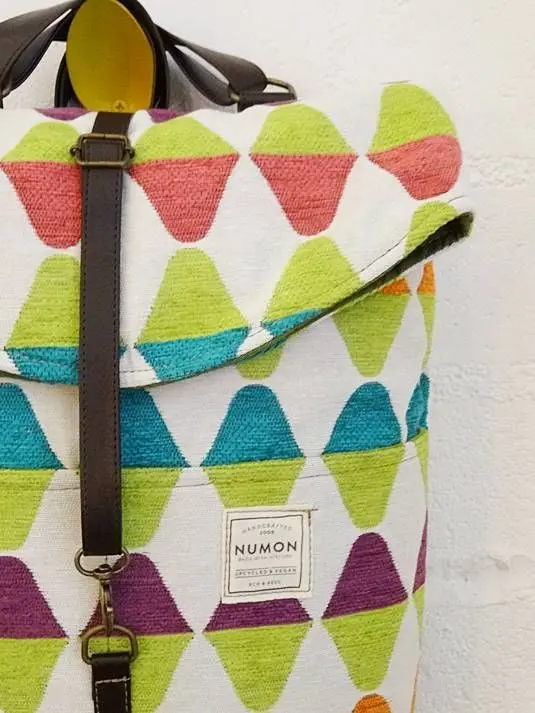 Mochila reciclada de rombos de colores