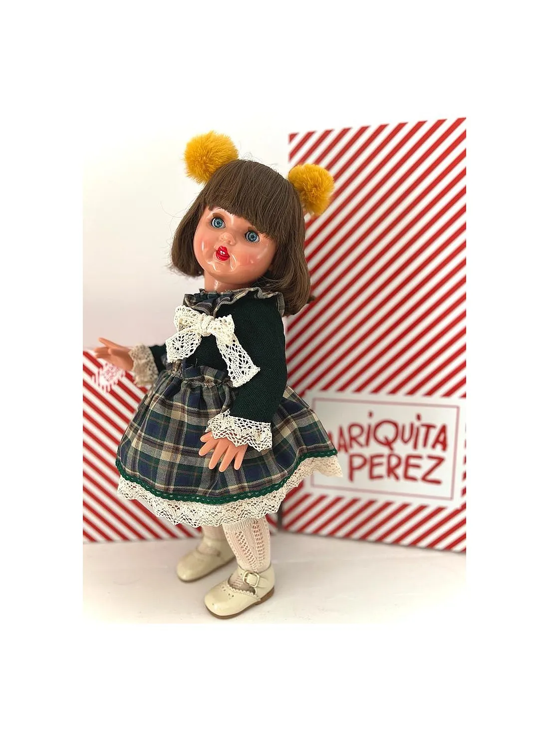 MUñECA MARIQUITA PéREZ CONJUNTO CUADROS VERDES  VINILO 50CM.