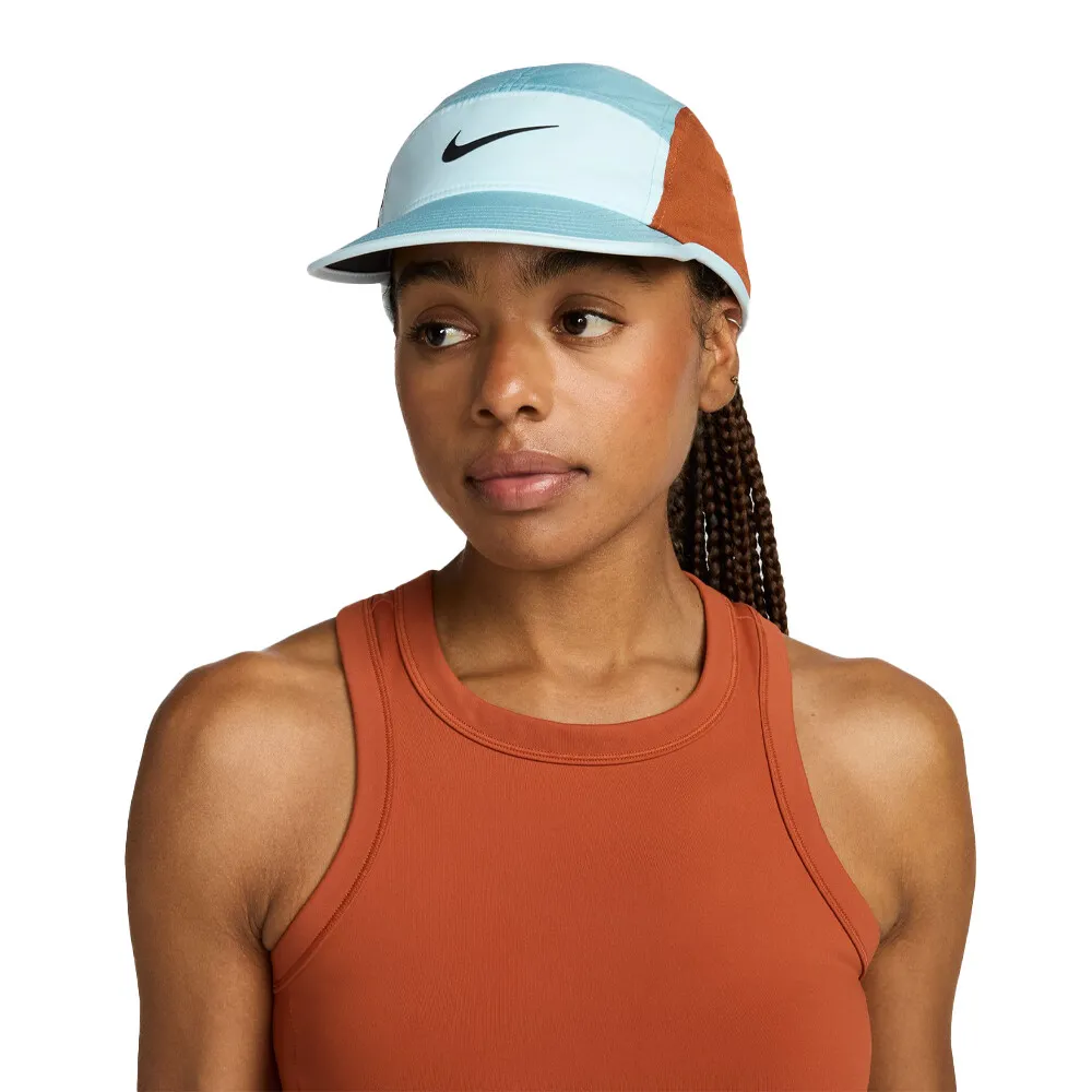 NIKE DRIFIT FLY UNSTRUCTURED SWOOSH GORRA  FA24