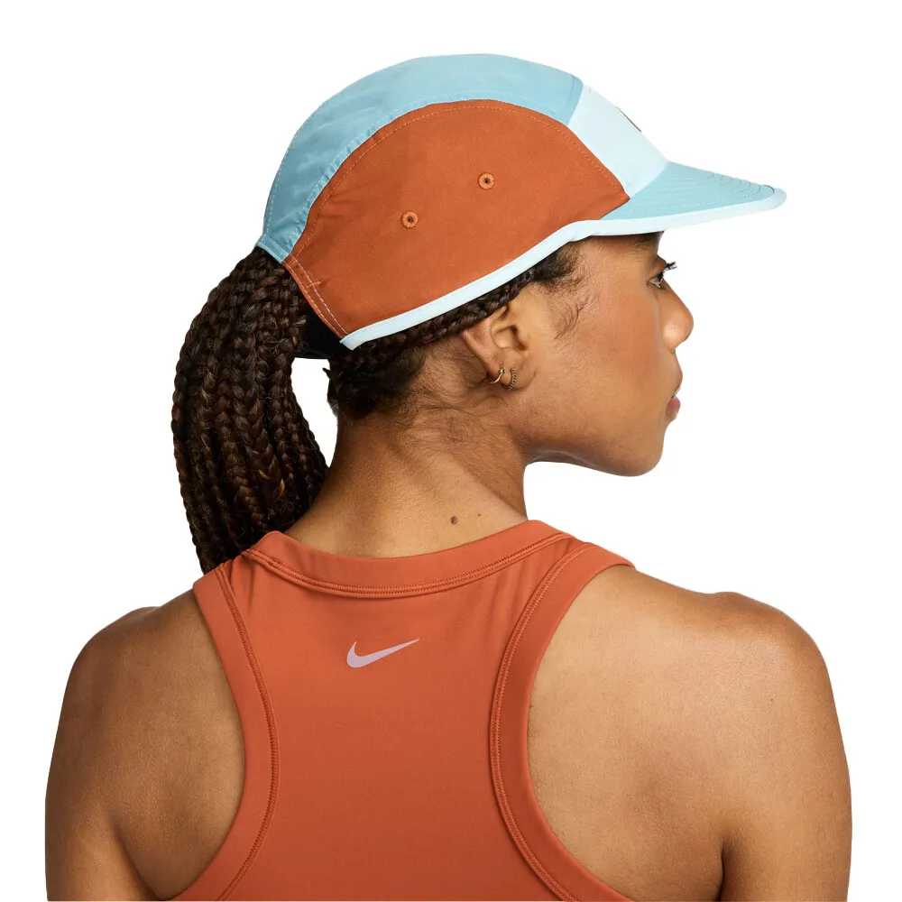 NIKE DRIFIT FLY UNSTRUCTURED SWOOSH GORRA  FA24