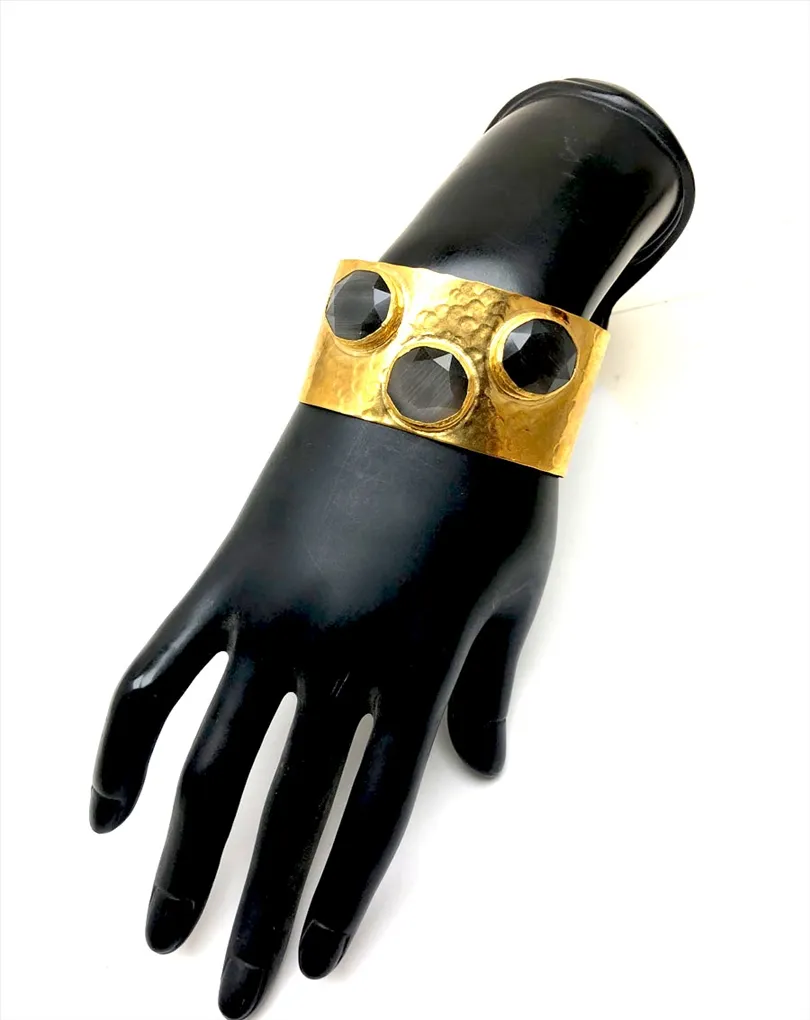 ORIGINALES BRAZALETES GRANDES CHAPADOS EN ORO CON PIEDRAS GRISES
