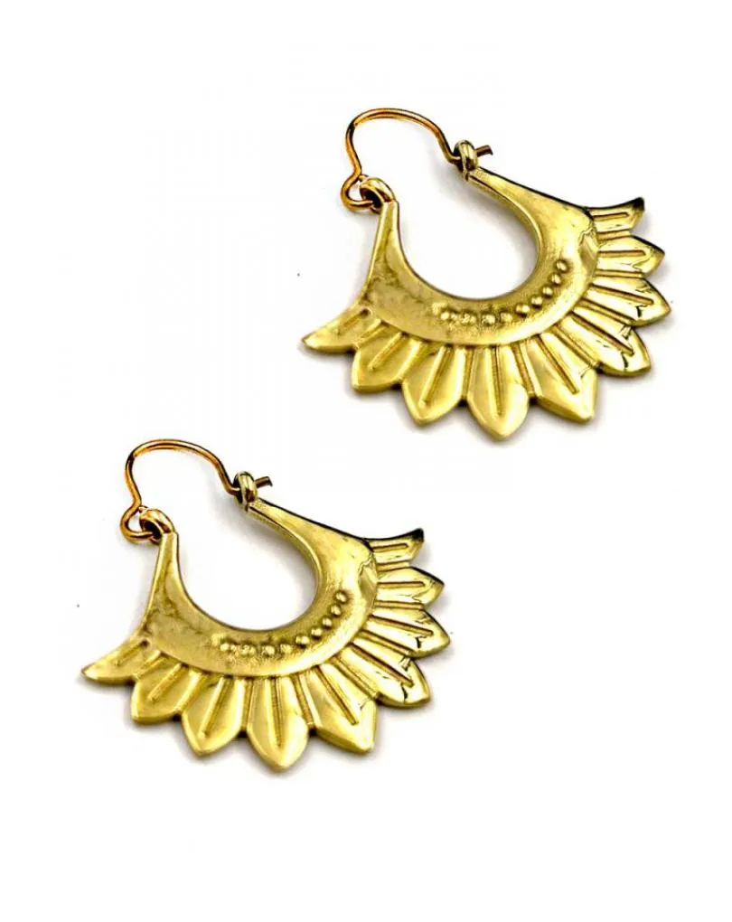 PENDIENTES DE AROS DORADOS CON DISEÑO DE ABANICO TRIBAL