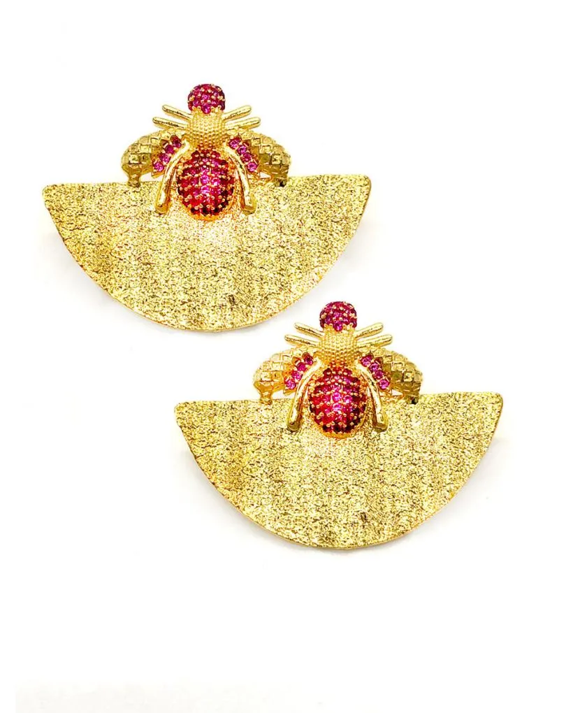 PENDIENTES GRANDES BAÑADOS EN ORO DE ABANICO CON ABEJA DE CIRCONITAS FUCSIA