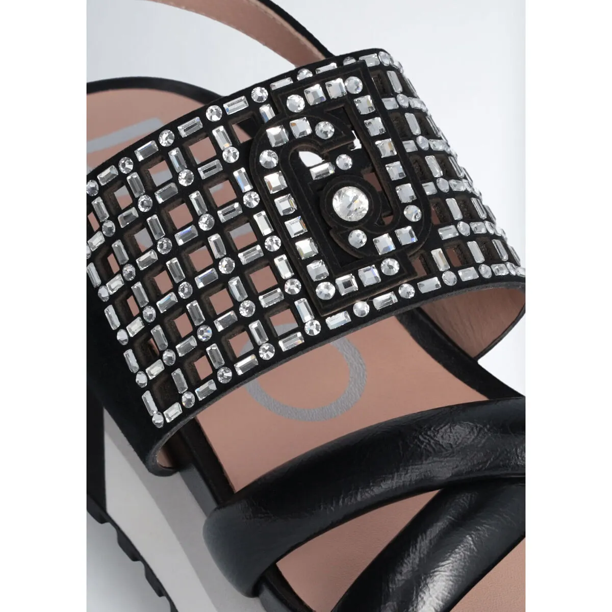 Sandalias con plataforma y tira decorativa