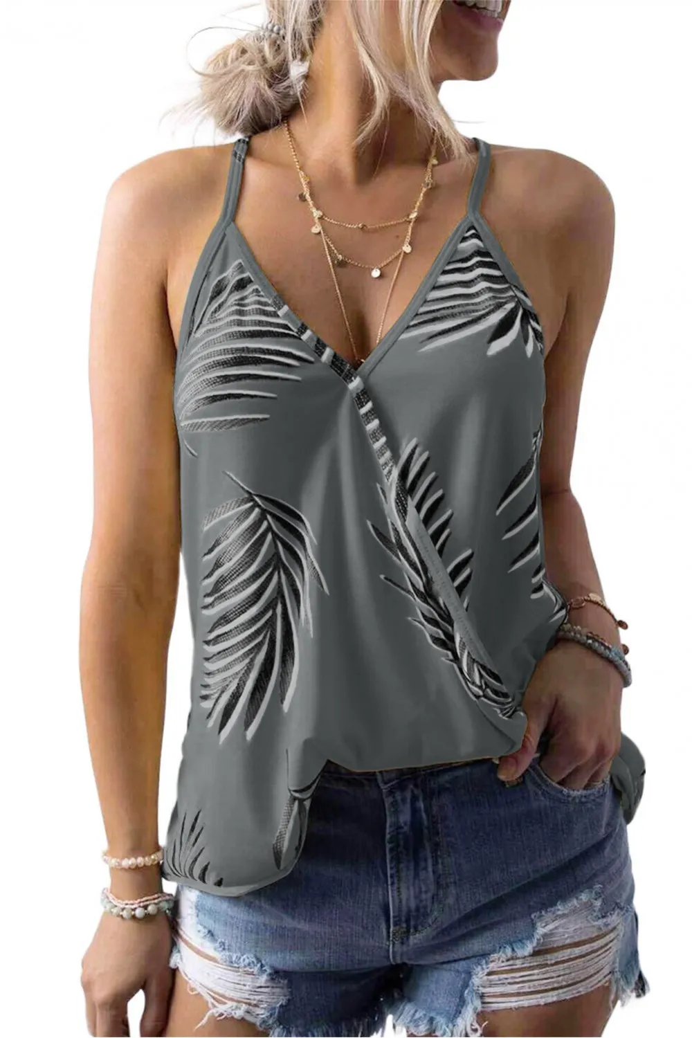 Top gris de verano con escote en pico