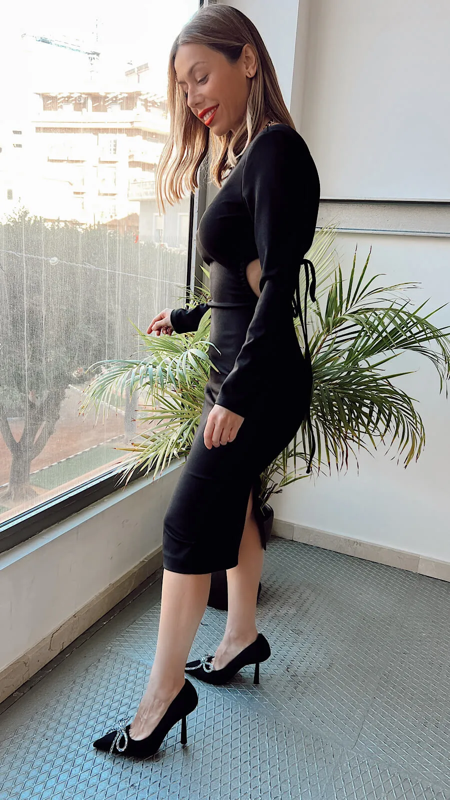 Vestido Negro Diseño Escote Espalda