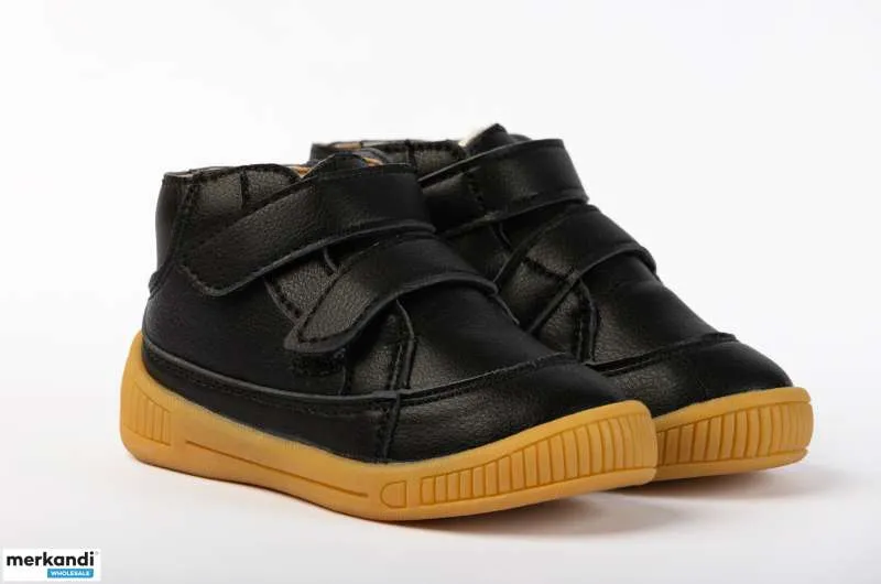 ZAPATOS DE INVIERNO AISLADOS PARA NIñOS  NUEVO SIN LOGOTIPO