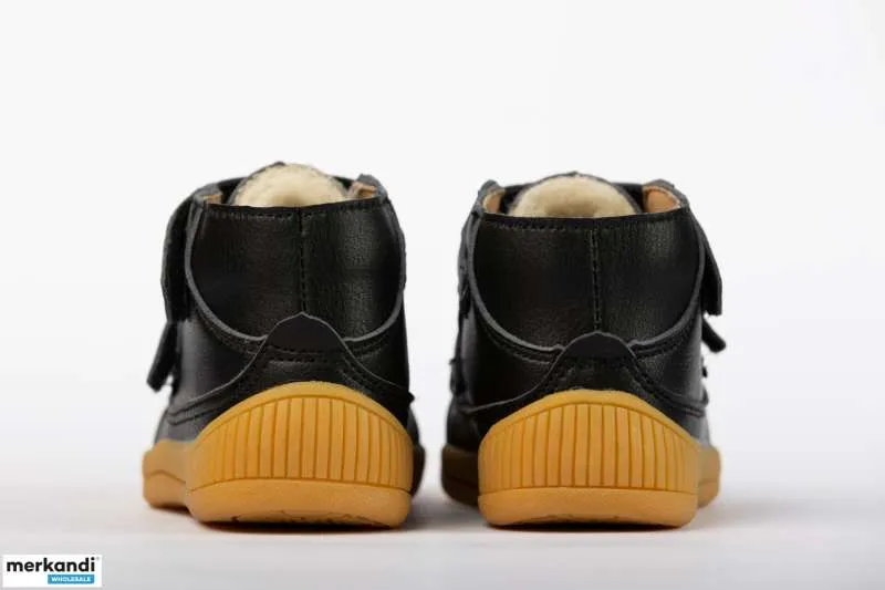 ZAPATOS DE INVIERNO AISLADOS PARA NIñOS  NUEVO SIN LOGOTIPO