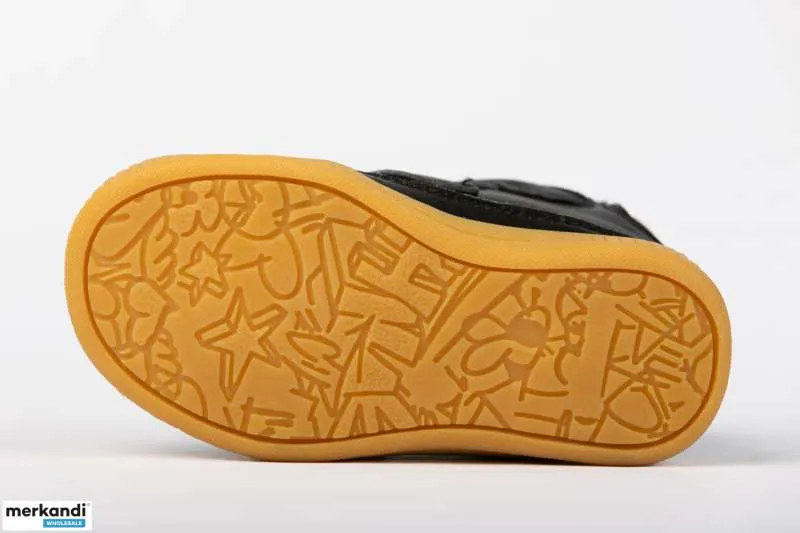 ZAPATOS DE INVIERNO AISLADOS PARA NIñOS  NUEVO SIN LOGOTIPO