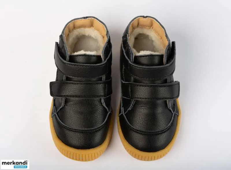 ZAPATOS DE INVIERNO AISLADOS PARA NIñOS  NUEVO SIN LOGOTIPO