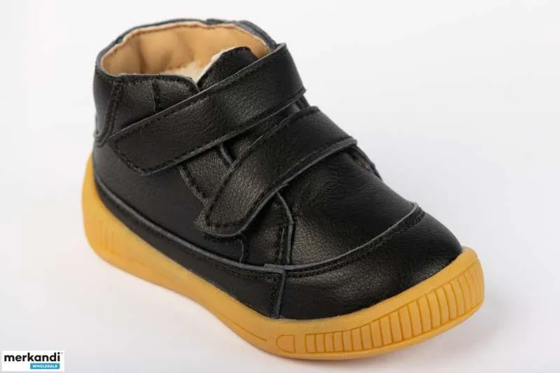 ZAPATOS DE INVIERNO AISLADOS PARA NIñOS  NUEVO SIN LOGOTIPO