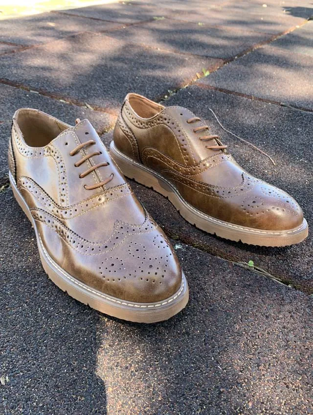 Zapatos marrones de charol con picados hombre