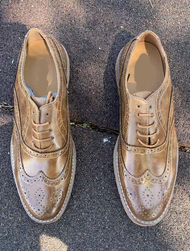 Zapatos marrones de charol con picados hombre