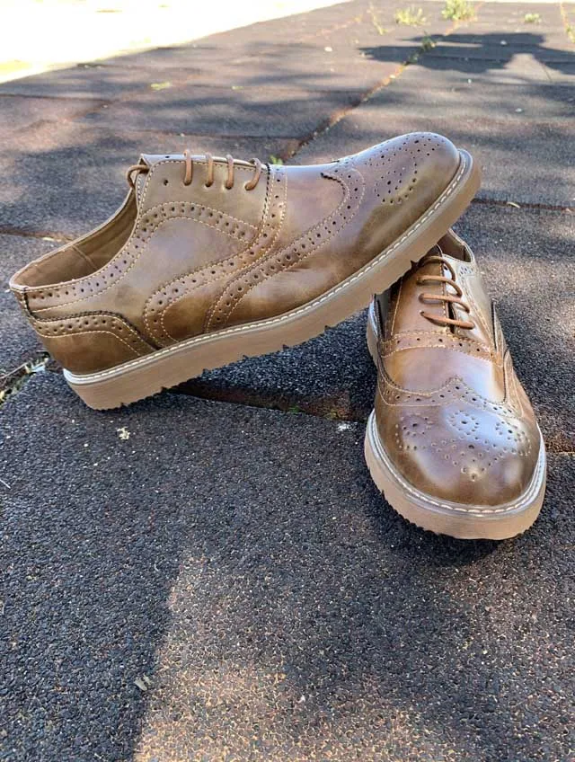 Zapatos marrones de charol con picados hombre